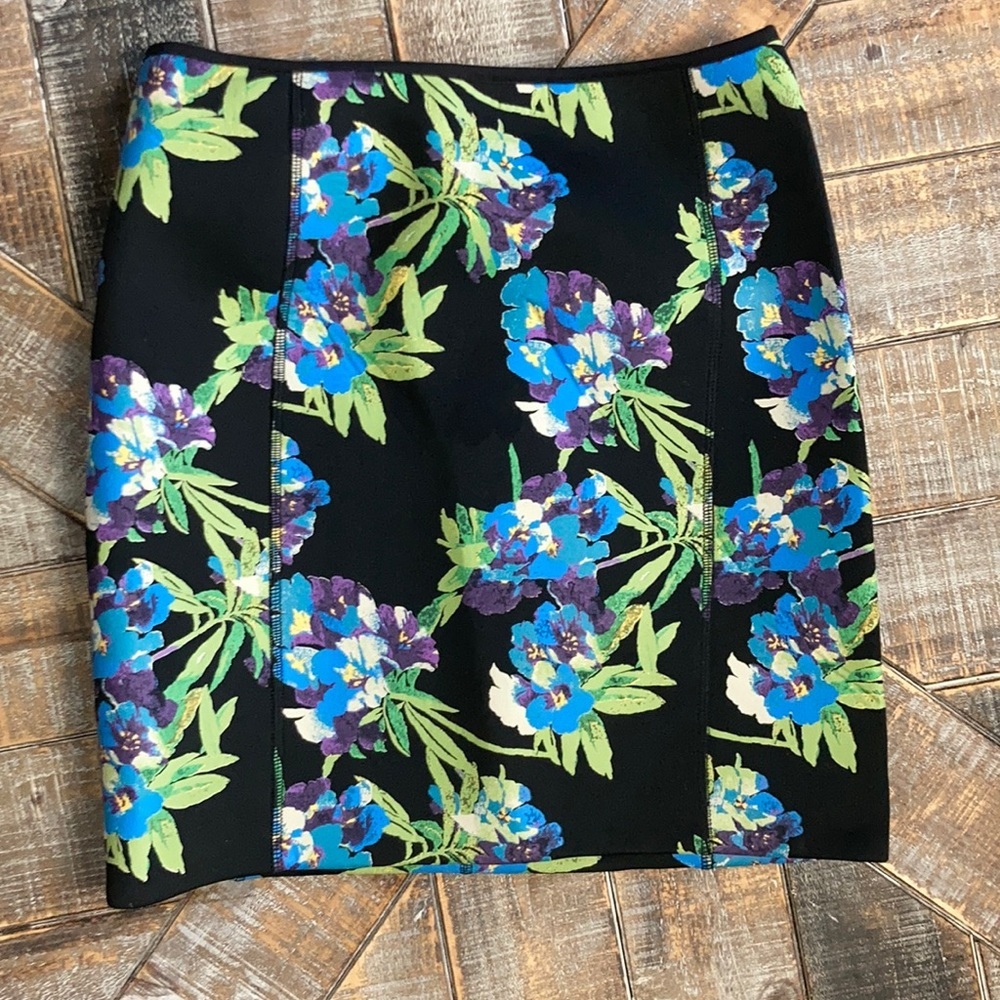Elizabeth and James Floral Scuba skirt. Medium. - Picture 4 of 4